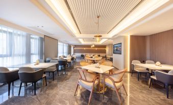 Atour Hotel Xinxiang East Station Pingyuan Road