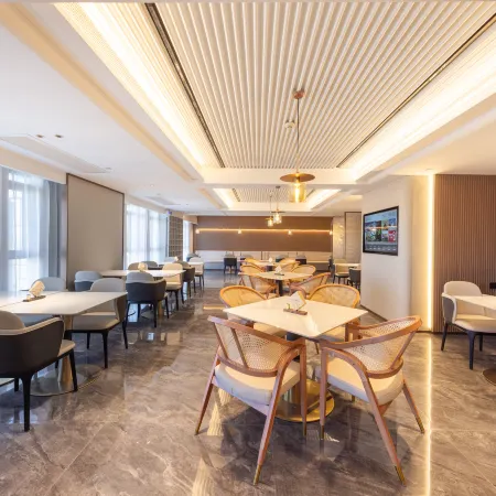 Atour Hotel Xinxiang East Station Pingyuan Road