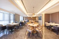 Atour Hotel Xinxiang East Station Pingyuan Road