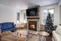 Le 900 Tremblant Inn Café and Bistro Hotels in Mont Tremblant