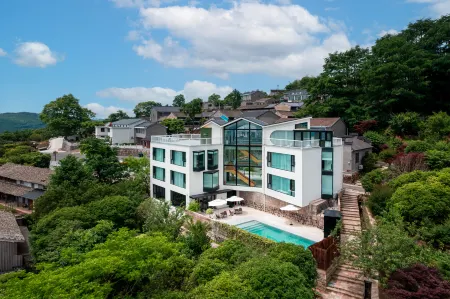 THE LUUUK HOUSE Отели рядом с достопримечательностью «Sanyintan (The Three Hidden Pools)»