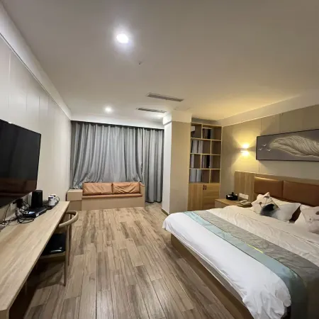 Ningling Spring and Autumn She Theme Hotel