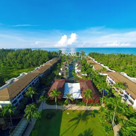 Graceland Khaolak Beach Resort Отели рядом с достопримечательностью «Пляж Бангсак»