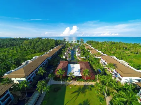 Graceland Khaolak Beach Resort Отели рядом с достопримечательностью «Као-Лак»