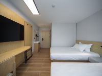 海友酒店(北京蒲黄榆地铁站店) - 趣味胶合板双床房