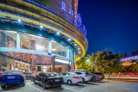 藍斯·SLUMBER CONCEPT城幕酒店（深圳龍崗中心城盛平地鐵站店） 鄰近王斌裝飾全屋定製（百富城KTV店）的酒店