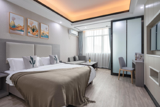 甜果轻奢酒店(海口琼山中学店)