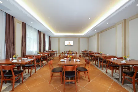 Vienna International Hotel (Zhanjiang Poly Yudian Plaza Fisherman's Wharf Branch) Отели рядом с достопримечательностью «Techeng Island»