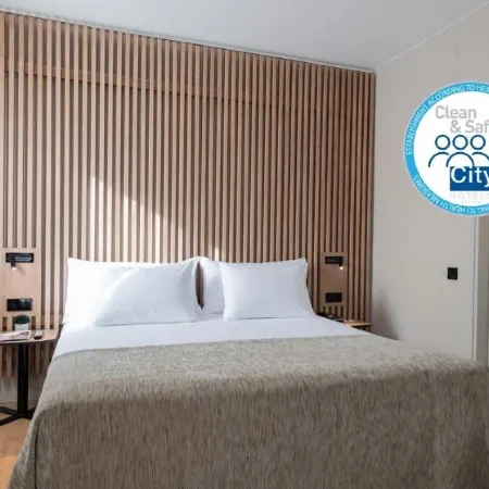 Aparthotel Atenea Barcelona Отели рядом с достопримечательностью «Железнодорожный вокзал Ла-Бонанова»