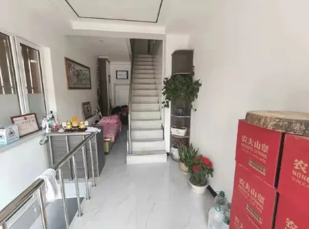 Feng Lin Adan Holiday Inn Отели рядом с достопримечательностью «Wuying Highway Passenger Transport Terminal»