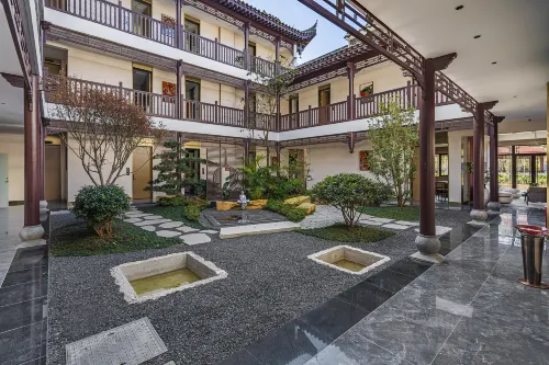 Chuxiong Golden Tianhua Hotel (Chuxiong Station Yiren Ancient Town) - Airport Shuttle
