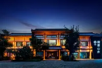 Floral Hotel·Longyun Mountain hotel (Luoyang Longmen Grottoes Ticket Gate Store) Hotel a Luoyang