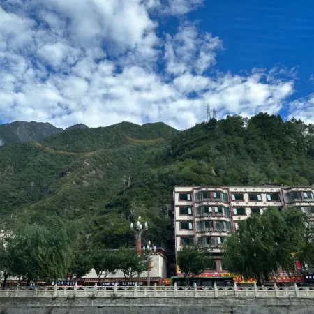 Sanshe Riverside Homestay (Kangding Love Song Square)