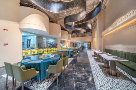 Yimei Grand Hotel (Nalati Town) Отели рядом с достопримечательностью «Nalati Raspberry Town»