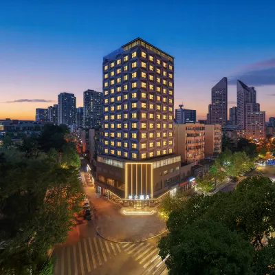 Qingdao May Fourth Square MixC Madison Hotel Отели рядом с достопримечательностью «Храм Джаншан»