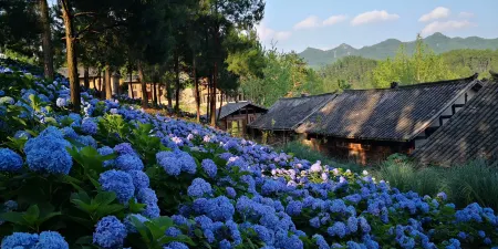 Yishanhai Mountain Residence (Guiding Gluge Sang Scenic Area)