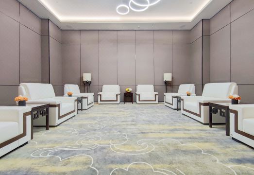 1. 홀리데이 인 익..