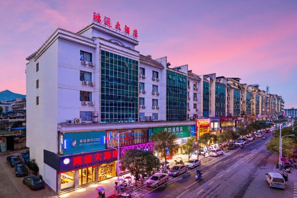 选择房间开业:2015全州鸿运大酒店坐落于全州县中心广场,地理位置优越