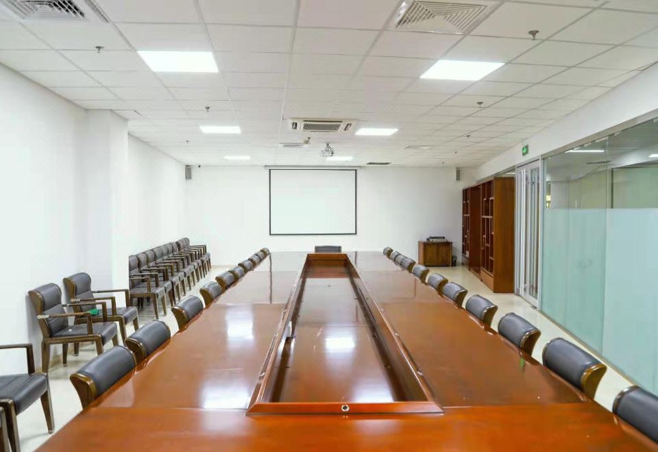 홈 인 플러스 호텔 (칭다오 리춘 지하철역 보행자 거리) 로비