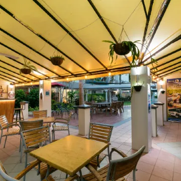 Cairns Queens Court Отели в г. Кэрнс