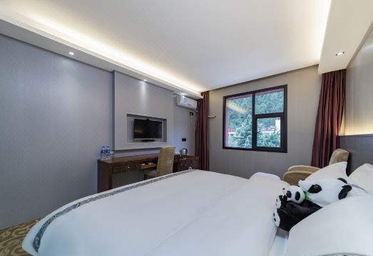 깔끔하게 정돈된 숙소 객실 내부