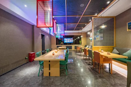 Qiuguo Hotel (Beijing Bird's Nest Olympic Sports Center) Отели рядом с достопримечательностью «Linglong Tower»