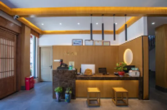 Two rolls B&B (Jiuhuashan Tourist Transfer Center)