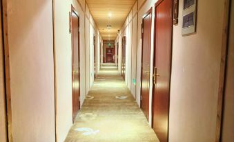 Hongduan Hesu Hotel (Beijing Guomao Hujialou Subway Station)