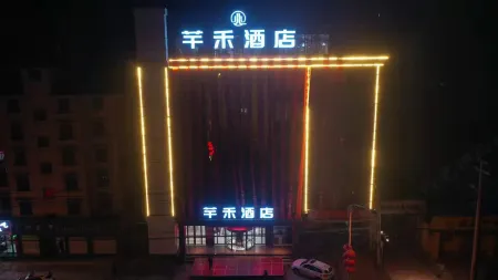Huating Qianhe Hotel