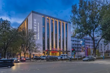 Ziyu International Holiday Hotel Отели рядом с достопримечательностью «Tianxiadiyi Chenghuangmiao Sceneic Area»
