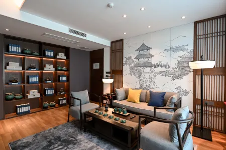 QIANNA HOTEL (Gongyi Huaxi Square) Отели рядом с достопримечательностью «Kang Bai Wan Zhuang Yuan»