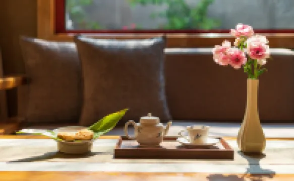 Moon Villa (Yangshu Ten-mile Gallery Yulong River)