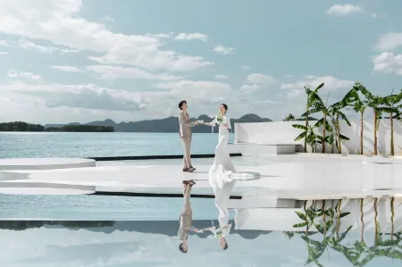 Puzhe Heishui Yueshan 270 ° Borderless Pool C Lake View Hotel Отели рядом с достопримечательностью «Fairy Cave»