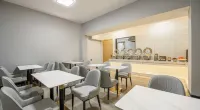 Zhihui Orange Hotel (Hengdian Film and Television City Wansheng Pedestrian Street)