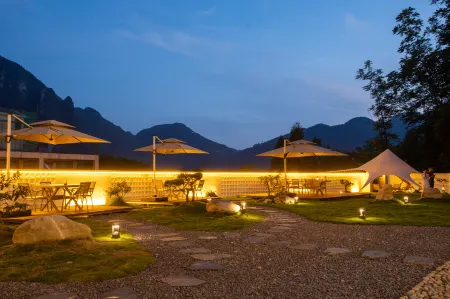 Enshi Jiujiu Homestay (Grand Canyon Tourist Center Store) Отели рядом с достопримечательностью «Yunlong Shelter Bridge»