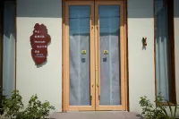 Huashan·Songmeng Fulan Mountain·Yishan Xiaozhu Meisu (Huashan Scenic Area Tourist Center Branch) Hotels in Huayin