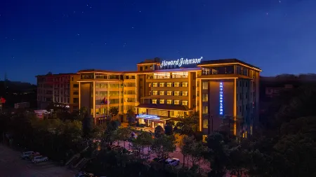 HOWARD JOHNSONN BANSHAN HOT SPRINGS BUSINESSCLUB KUNMING Отели рядом с достопримечательностью «Yeya (Wild Duck) Lake Holiday Resort»
