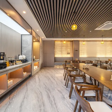 POLTTON Yuan Century Hotel (Zhuhai Mingzhu Light Rail Station Branch) Отели рядом с достопримечательностью «Чжухайская больница»