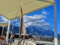 Experience the breathtaking panorama of snow-capped mountains in a luxurious villa. - Bergblick