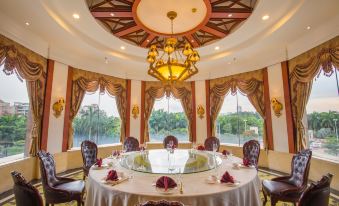 Palace International Hotel