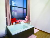 芒果主题公寓(东莞麻涌星河城店) - 网红风浴缸投影房