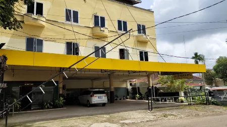 De' Premium Hotel Kartini Отели рядом с достопримечательностью «Benteng Kuto Besak»