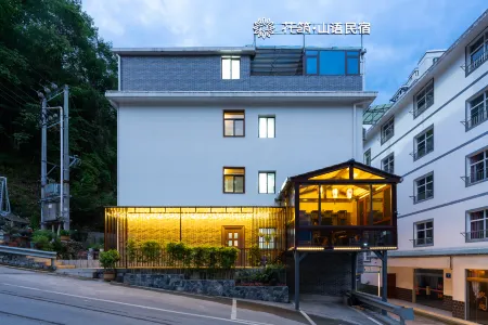 Floral Hotel · Mountain Whisper Hotel（Shennongjia Wooden fish store） Отели рядом с достопримечательностью «Xiangxi Yuan»