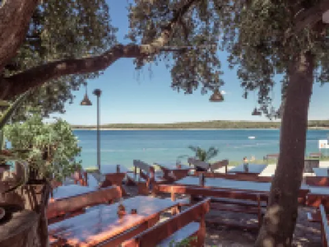 Camping Homes Mon Perin Hotels in Bale