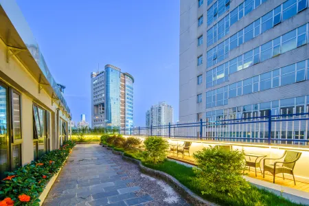 Green Carrier Hotel (Shenzhen Nanshan Coast Chengnan Oil Store)