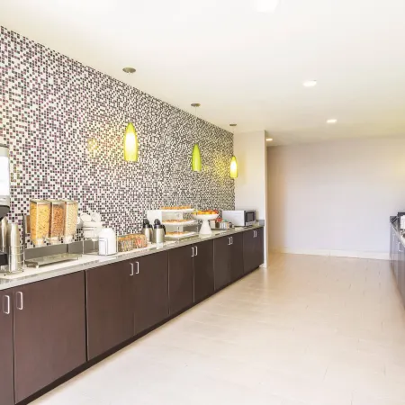 La Quinta Inn & Suites by Wyndham Memphis Downtown