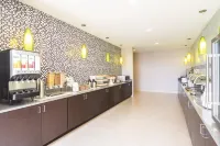 La Quinta Inn & Suites by Wyndham Memphis Downtown - breakfast