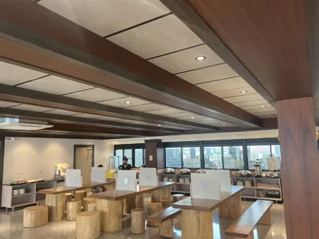 Wei Feng Hotel Отели рядом с достопримечательностью «Pingtung Tutorial Academy»