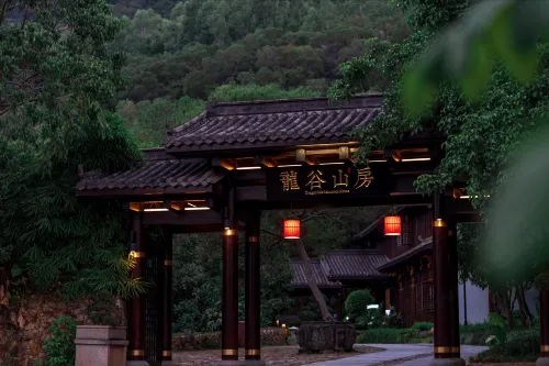 Julong Town Longgu Mountain House