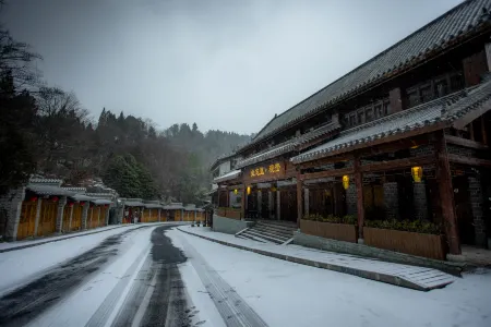 Sitting in Wangli Guanluan Homestay Отели рядом с достопримечательностью «Langmei Temple»